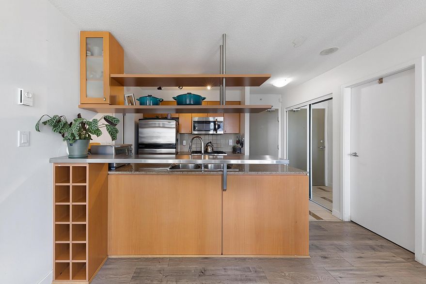 1607 1495 Richard Street