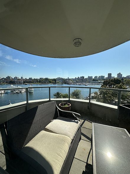 122 1228 Marinaside Crescent