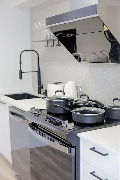 805 1166 Melville Street