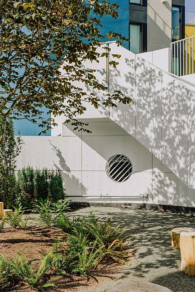 209 322 E 15th Avenue