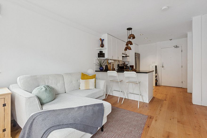 204 853 E 7th Avenue