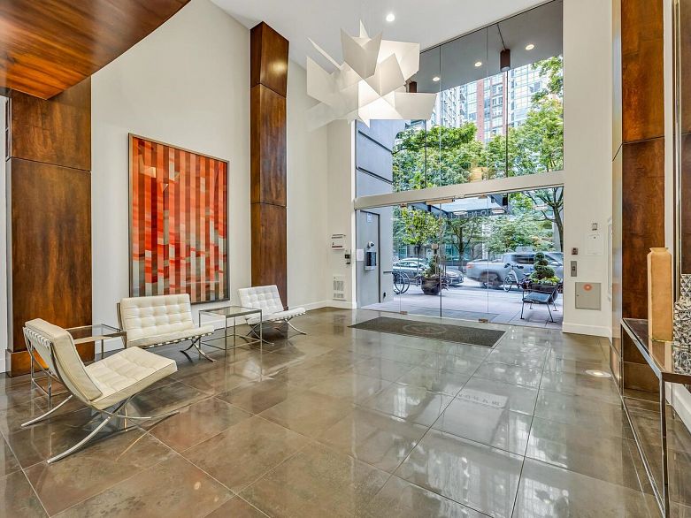 2104 969 Richards Street