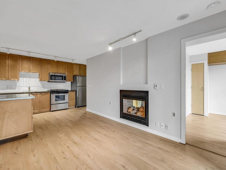 2104 969 Richards Street