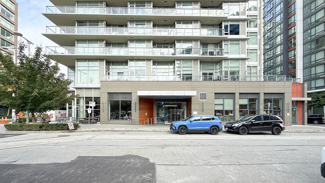 1210 1708 Columbia Street