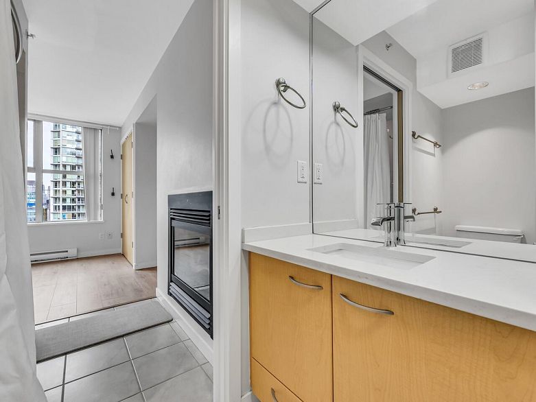 2104 969 Richards Street