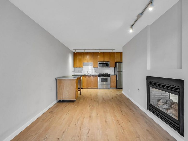 2104 969 Richards Street