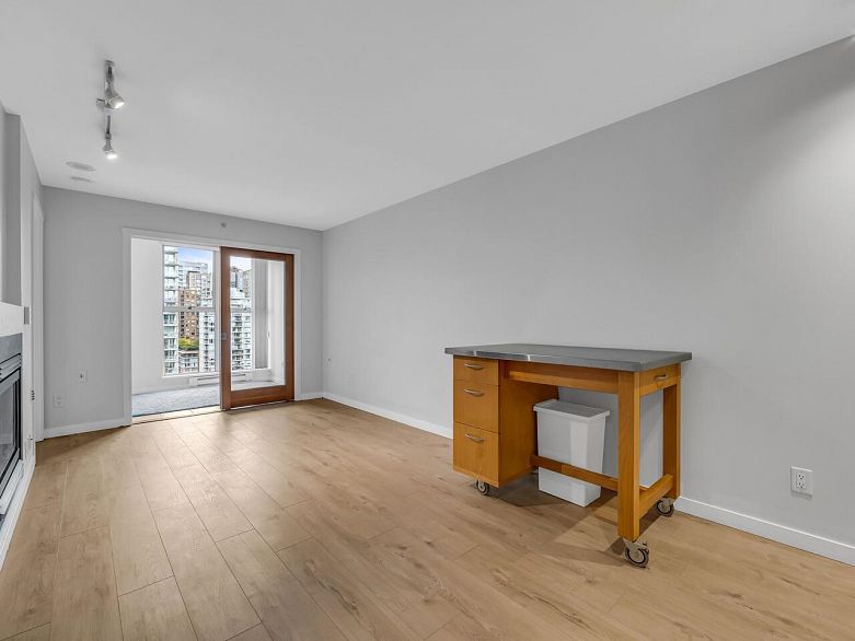 2104 969 Richards Street