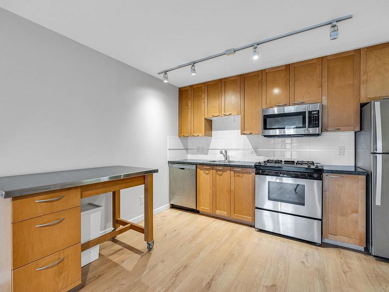 2104 969 Richards Street