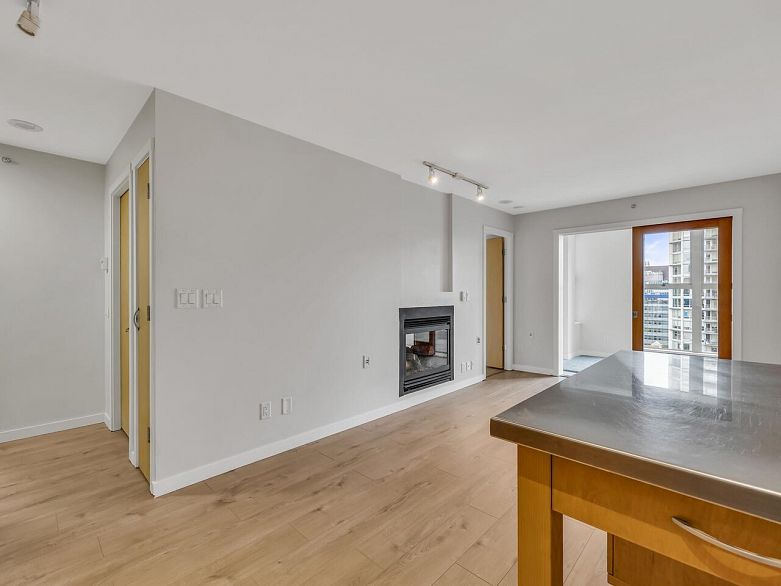 2104 969 Richards Street