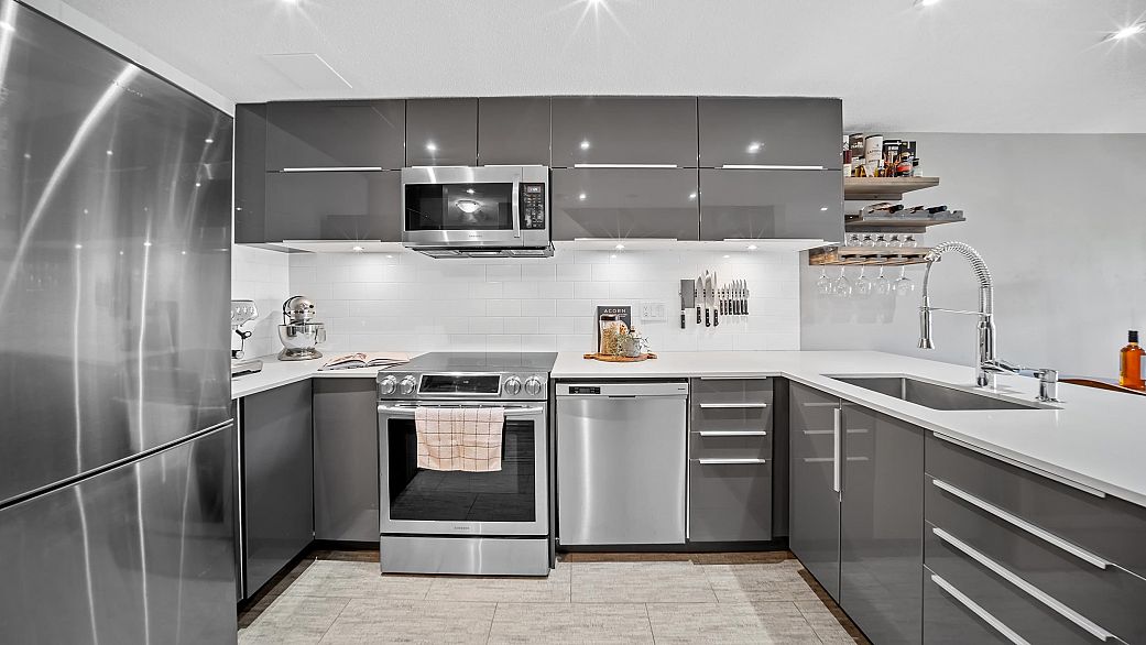 17 1345 W 4th Avenue