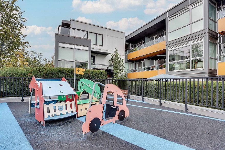 327 1588 E Hastings Street