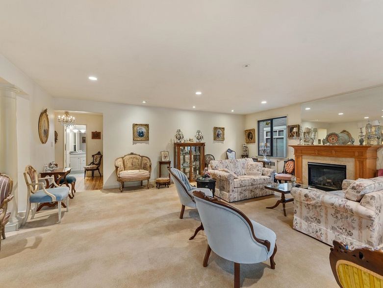 201 1695 W 10th Avenue