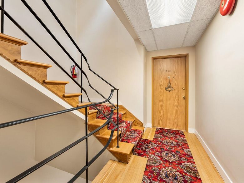 201 1695 W 10th Avenue