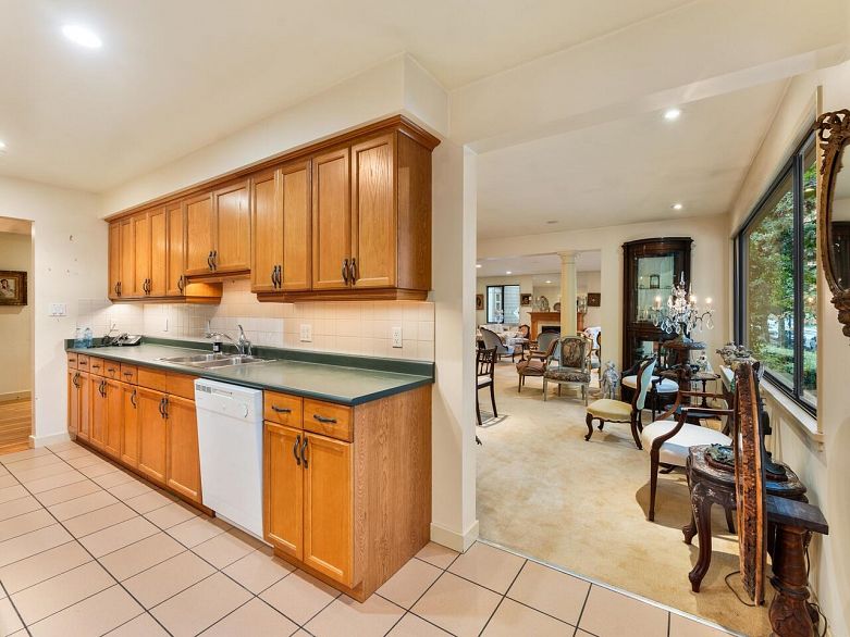 201 1695 W 10th Avenue