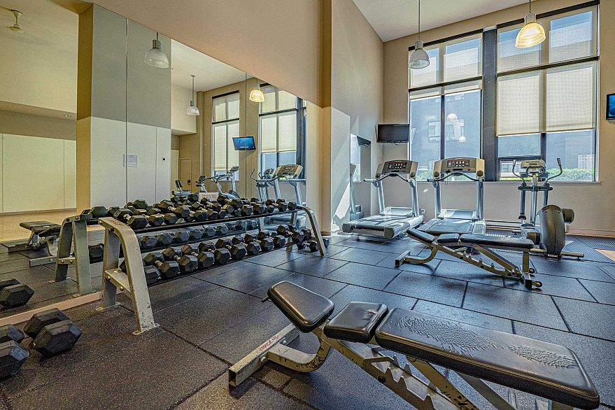 2105 909 Mainland Street