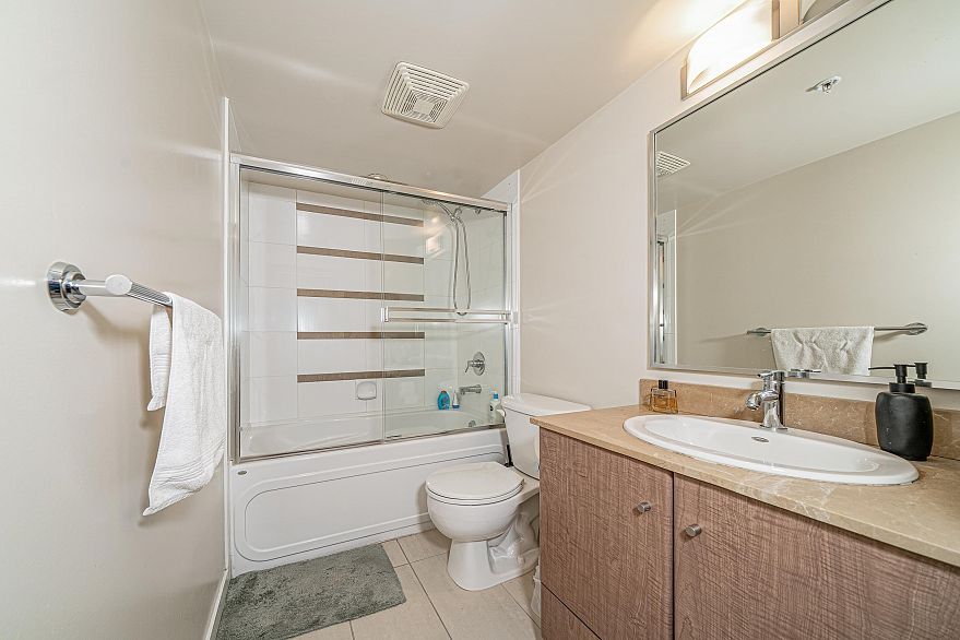 2105 909 Mainland Street