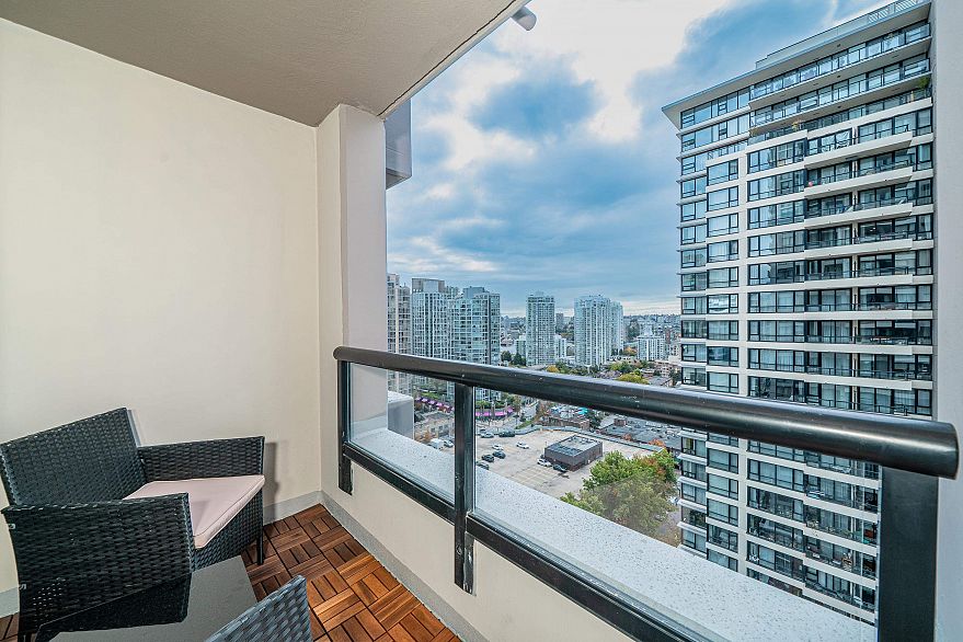 2105 909 Mainland Street