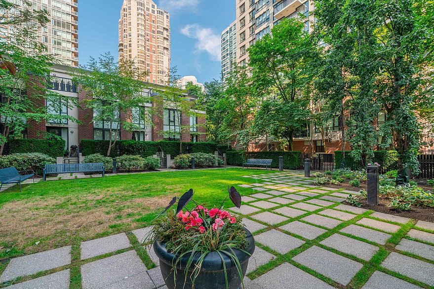 2105 909 Mainland Street