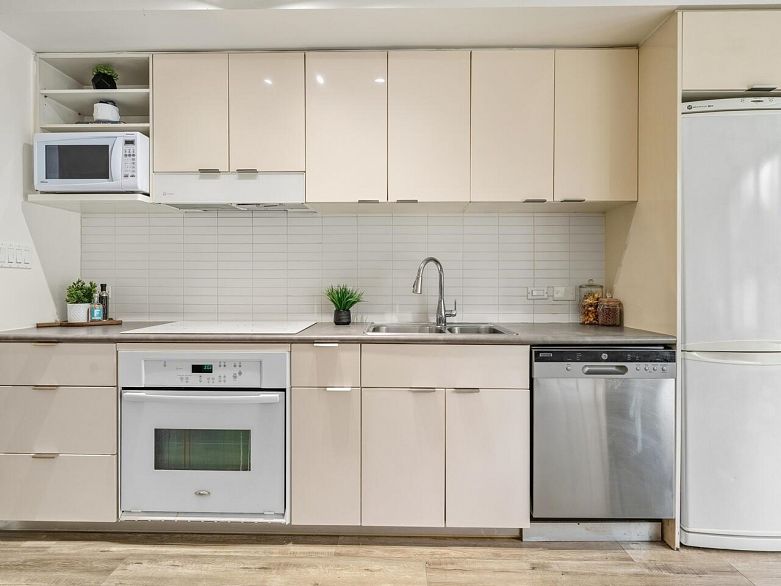 209 168 Powell Street