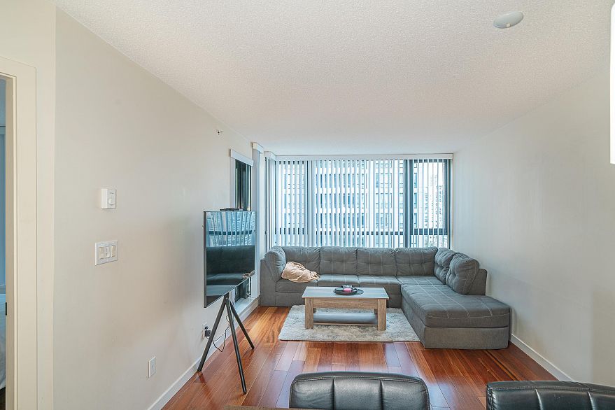 2105 909 Mainland Street