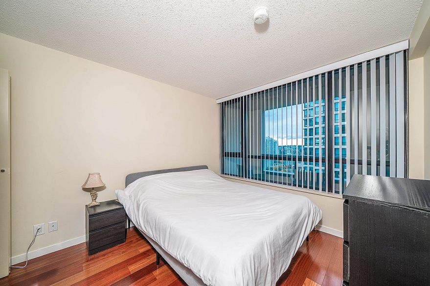 2105 909 Mainland Street