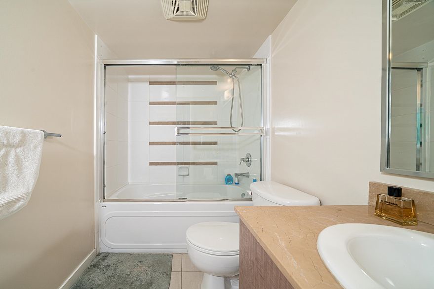 2105 909 Mainland Street