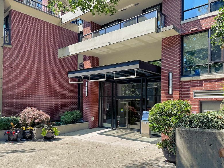 2105 909 Mainland Street