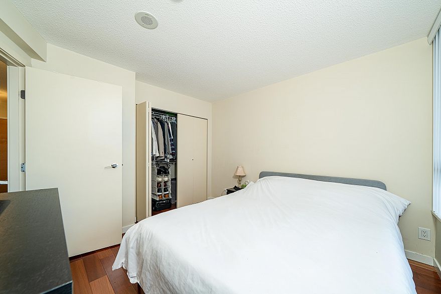 2105 909 Mainland Street