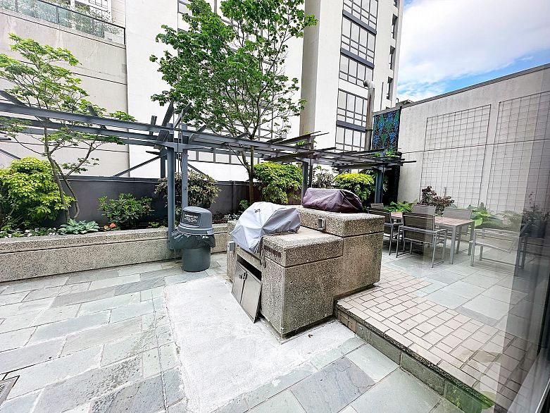 1401 989 Nelson Street