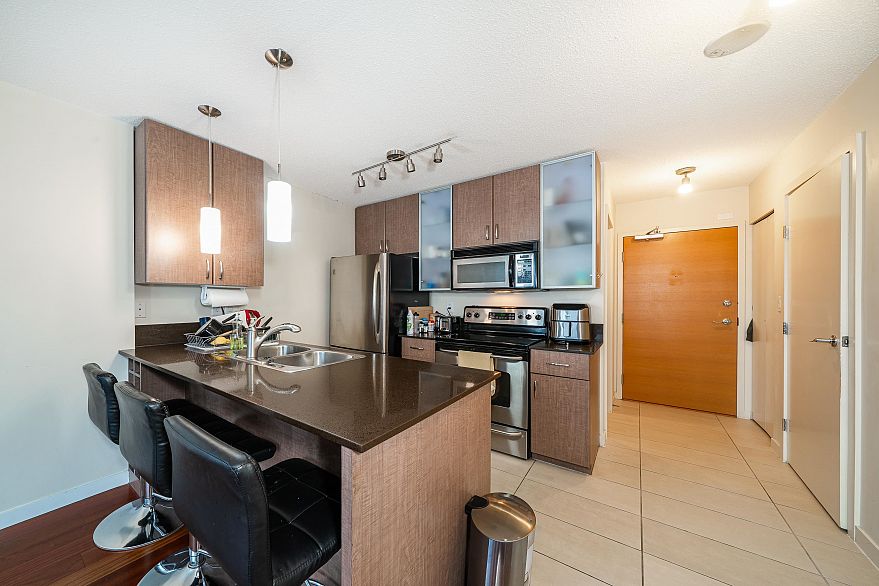 2105 909 Mainland Street