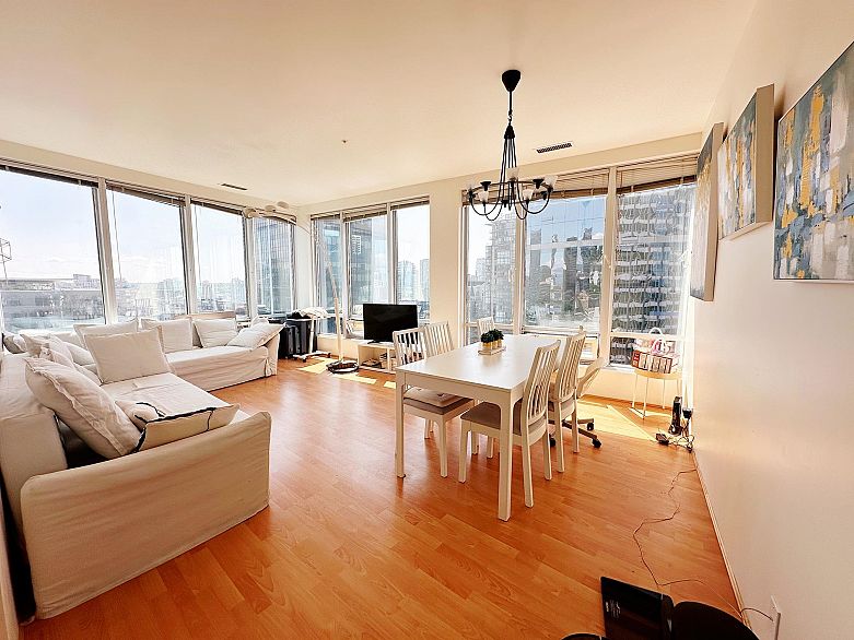 1401 989 Nelson Street