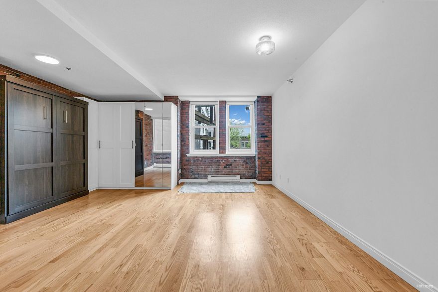 301 233 Abbott Street