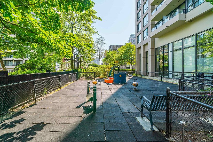 2105 909 Mainland Street