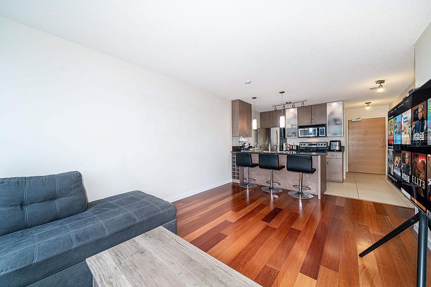 2105 909 Mainland Street