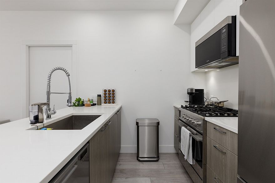 204 979 E 19th Avenue