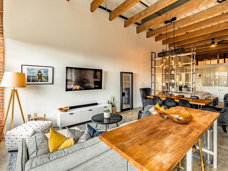 515 55 E Cordova Street