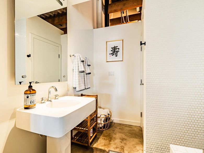 515 55 E Cordova Street