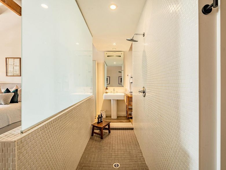 515 55 E Cordova Street