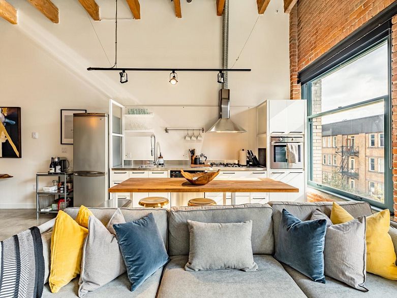 515 55 E Cordova Street