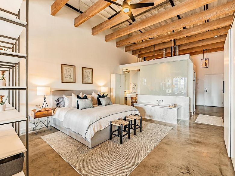 515 55 E Cordova Street