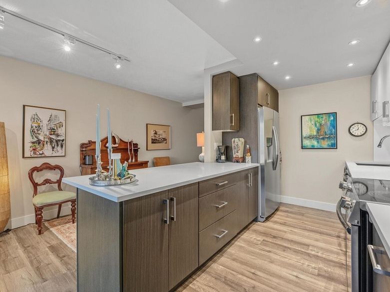 521 666 Leg In Boot Square