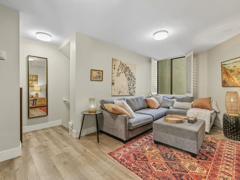 521 666 Leg In Boot Square