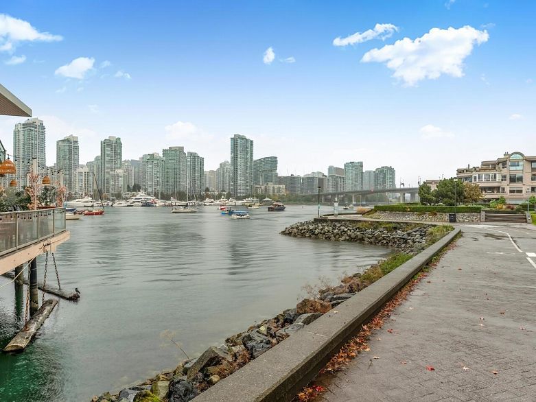 521 666 Leg In Boot Square