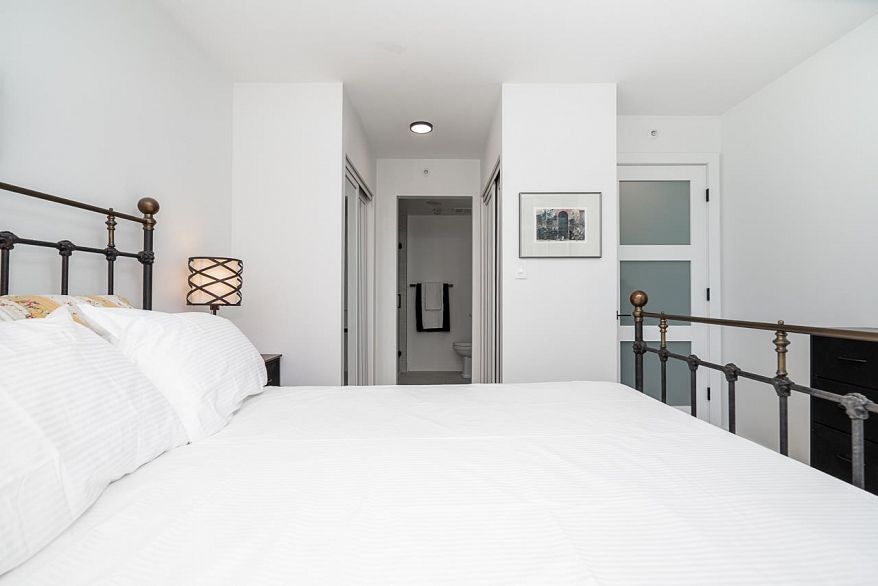 906 189 Davie Street