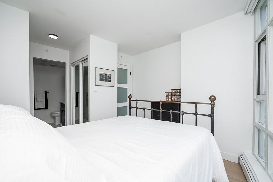 906 189 Davie Street