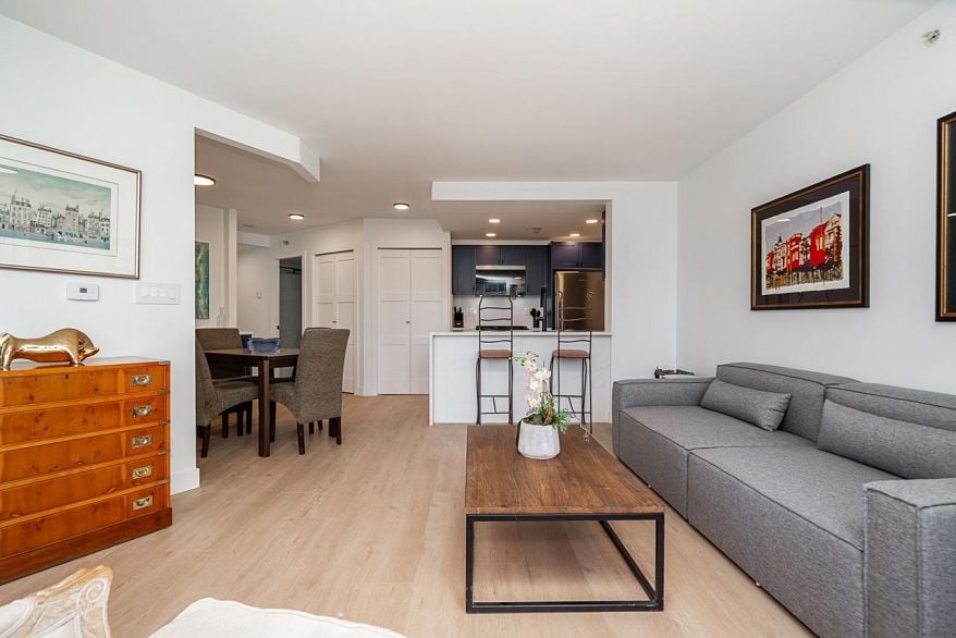 906 189 Davie Street