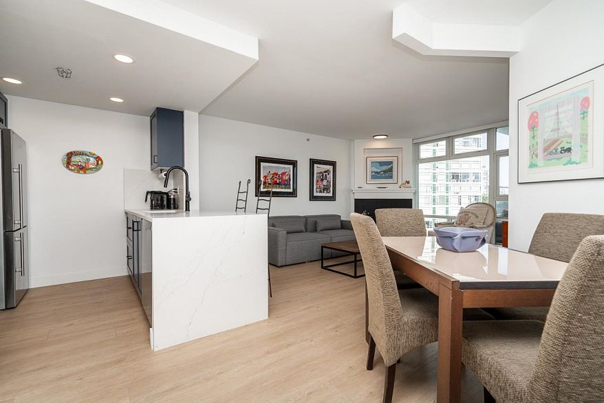 906 189 Davie Street