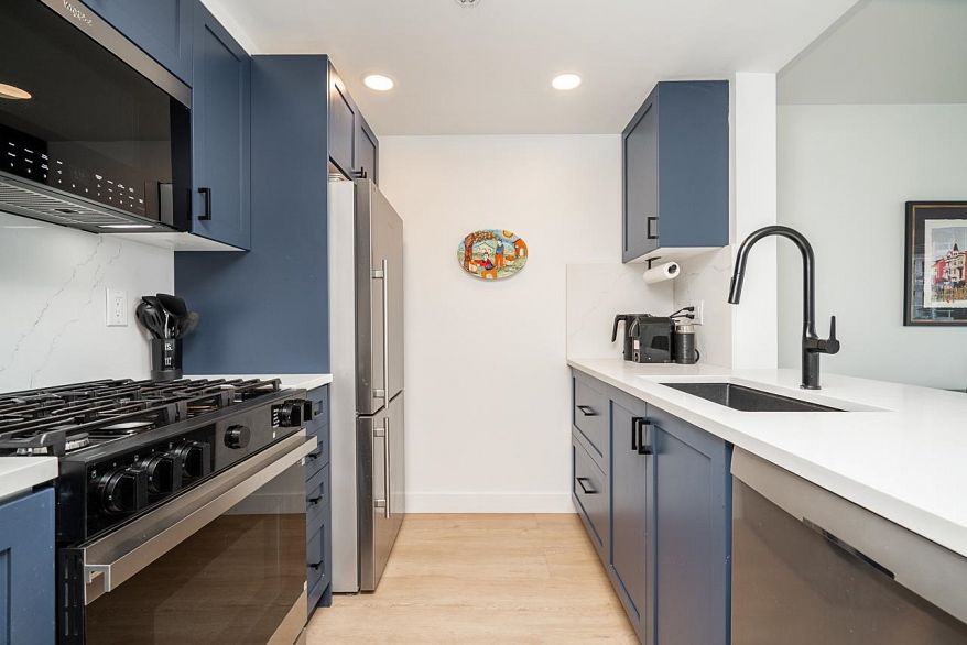 906 189 Davie Street