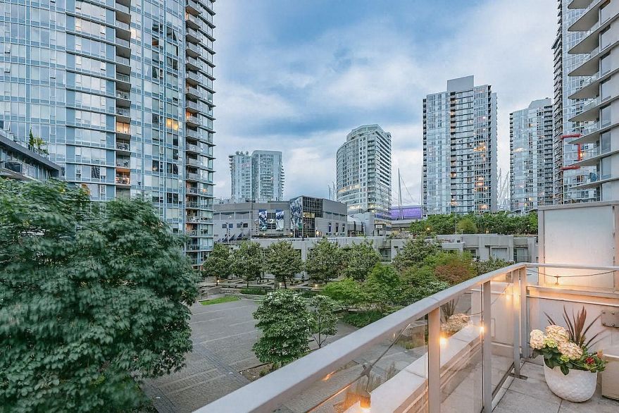 226 188 Keefer Place