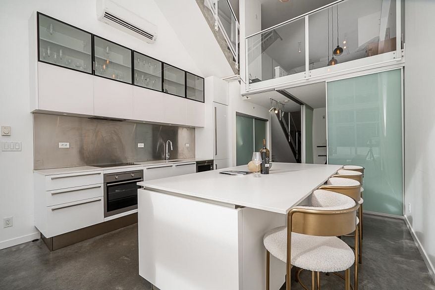 PH609 53 W Hastings Street